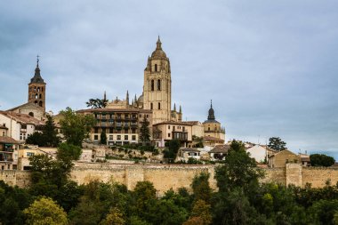 Eski Segovia şehrinin Skyline 'ı. Tanınmış bir katedral çan kulesi var..