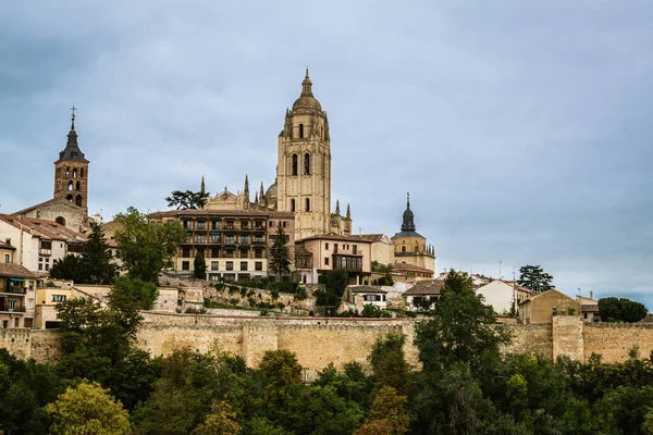 Eski Segovia şehrinin Skyline 'ı. Tanınmış bir katedral çan kulesi var..