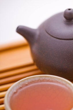 Demir çaydanlık ve çay, yakın plan.