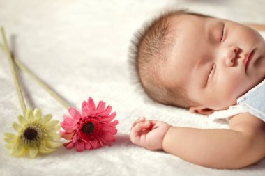 Tatlı uyuyan bir bebek.