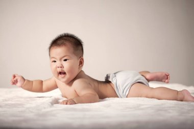 Beyaz arka planda şirin bir bebek.