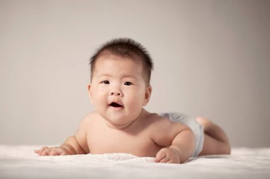 Beyaz arka planda şirin bir bebek.