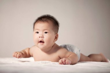 Beyaz arka planda şirin bir bebek.