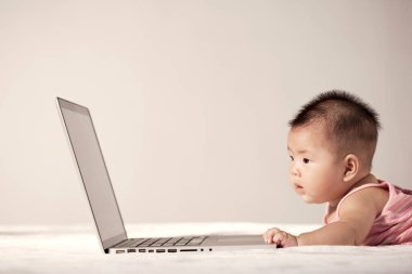Bir bebek ve bir bilgisayar