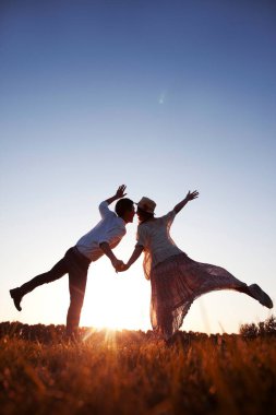 Genç çift el ele yürüyor.