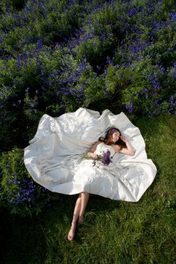 Gelin lavanta zemininde yatıyor