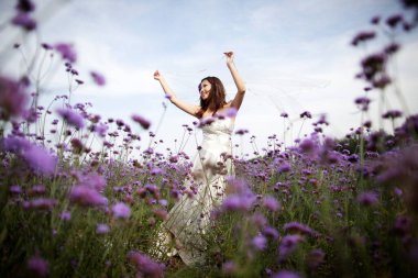 Güzel gelin ayakta lavanta