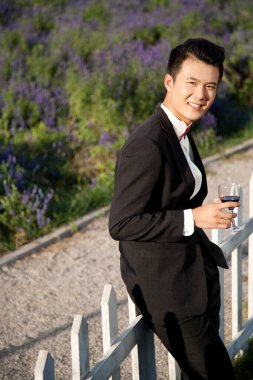 Partiye katılacak şık bir genç adam.