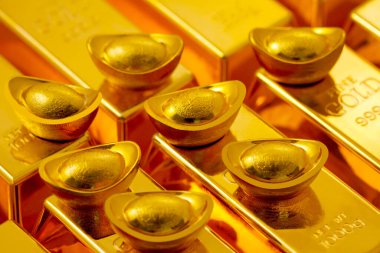 Altın külçeleri ve altın külçeleri arka planda, yakın plan