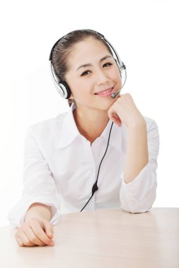 İş kadını kulaklık takıyor.