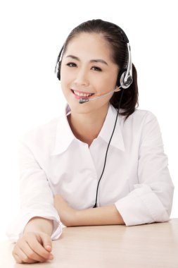 İş kadını kulaklık takıyor.