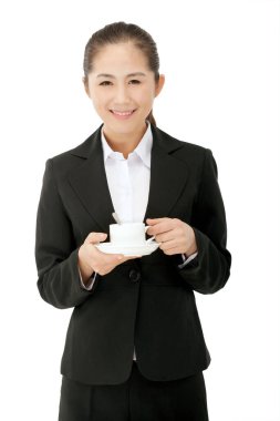 İş kadını kahve içiyor.