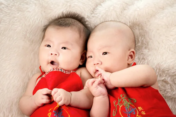 Zwei Süße Zwillingsbabys — Stockfoto