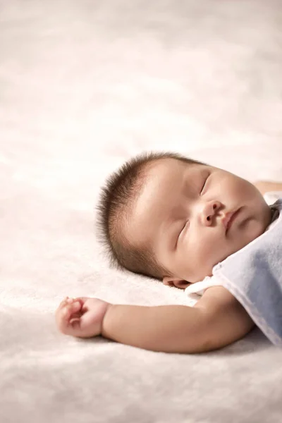Een Schattige Slapende Baby — Stockfoto