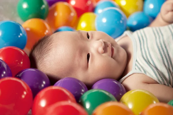 Een Baby Jongen Omringd Door Kleur Ballen — Stockfoto