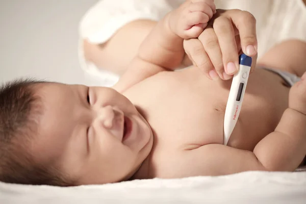 Moeder Thermometteren Van Baby — Stockfoto