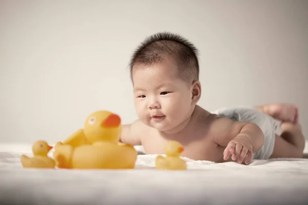 Bebê Bonito Fundo Branco — Fotografia de Stock