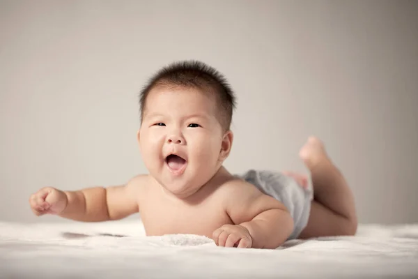 Bebê Bonito Fundo Branco — Fotografia de Stock