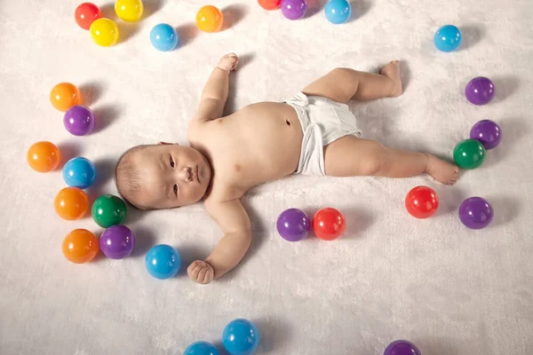 Een Baby Jongen Omringd Door Kleur Ballen — Stockfoto