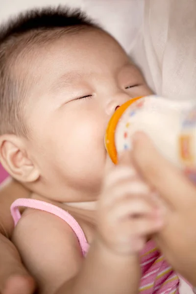 Moeder Voeden Baby Meisje Melk Uit Een Fles — Stockfoto