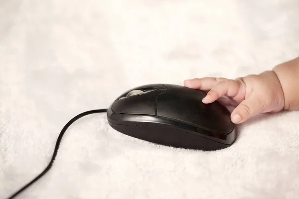 Baby Aanraken Computer Muis — Stockfoto