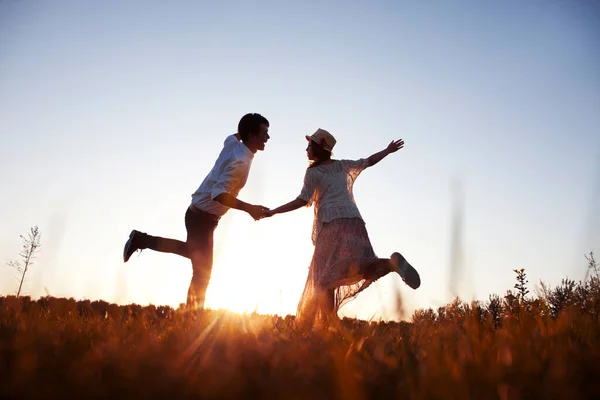 Pareja Joven Caminando Mano — Foto de Stock