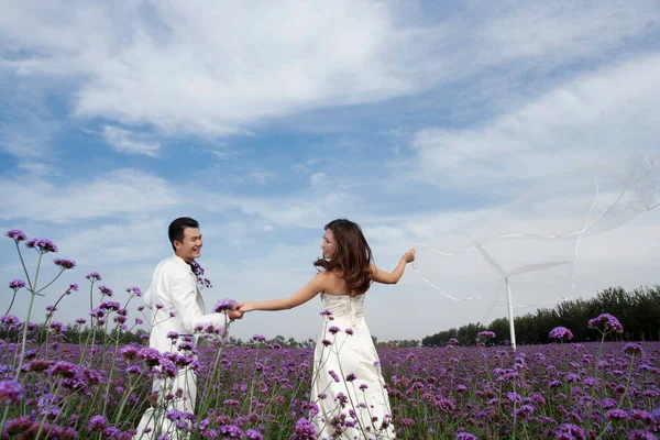 Romantisch Lavendel Bruiloft Paar — Stockfoto