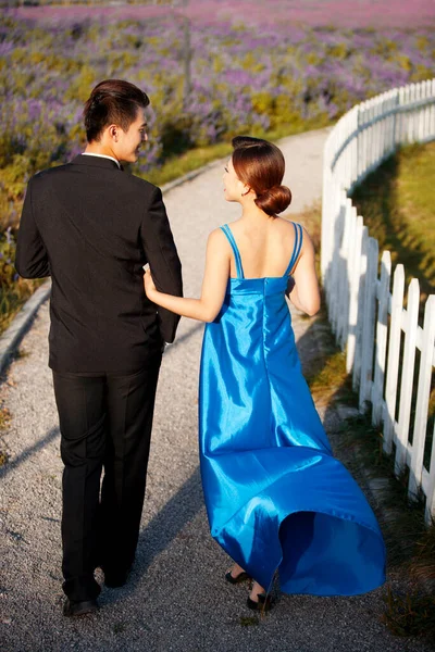 私設不動産で若い男と女のイブニングドレスファッションを身に着けている — ストック写真