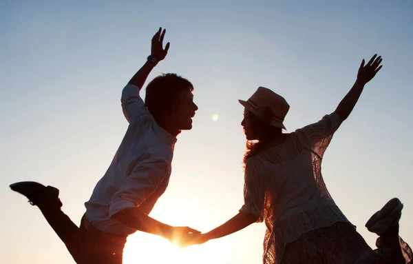 Pareja Joven Caminando Mano — Foto de Stock