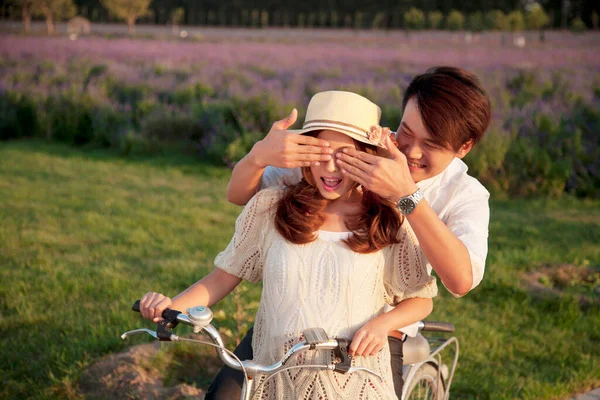 Joven Pareja Montando Bicicleta — Foto de Stock