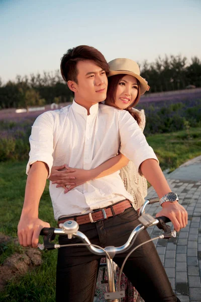 那对年轻夫妇骑自行车 — 图库照片