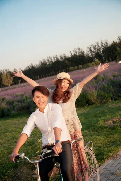 Het Jonge Stel Dat Fiets Rijdt — Stockfoto