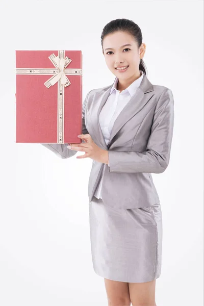 Oriental Mulher Negócios Com Caixa Presente — Fotografia de Stock