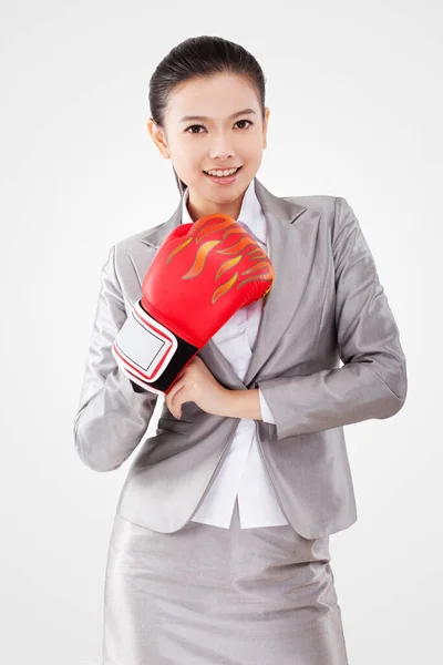 Mulher Negócios Usando Luvas Boxe — Fotografia de Stock