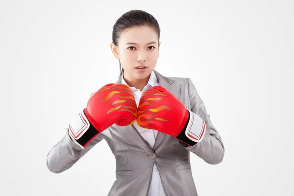 Affärskvinna Boxningshandskar — Stockfoto
