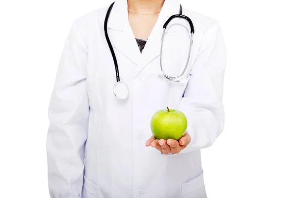 Joven Doctora Sosteniendo Una Manzana Verde —  Fotos de Stock
