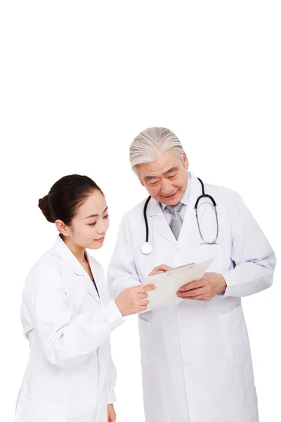 Dwóch Orientalnych Lekarzy Omawia Pracę — Zdjęcie stockowe