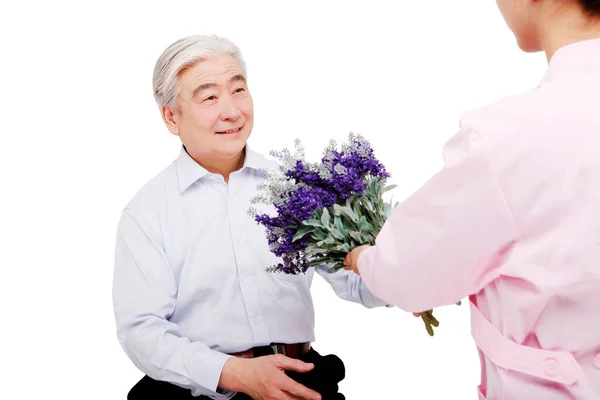 Die Krankenschwester Schenkte Dem Patienten Die Blumen — Stockfoto