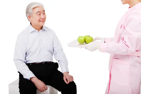 Verpleegster Geeft Patiënt Fruit — Stockfoto