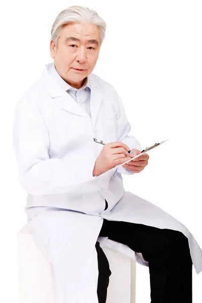 Orientalny Lekarz Trzymający Tablicę Pisania — Zdjęcie stockowe
