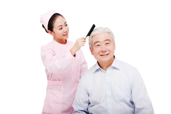 Krankenschwestern Helfen Patienten Bei Der Haarpflege — Stockfoto