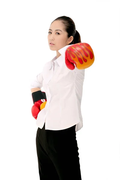 Affärskvinna Boxningshandskar — Stockfoto