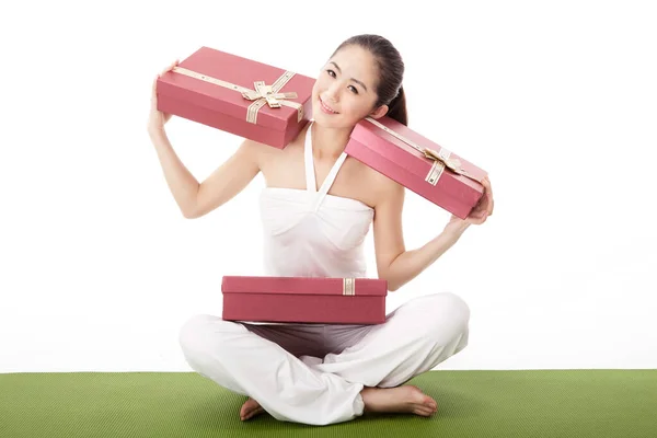 Affärskvinna Med Presentförpackning — Stockfoto