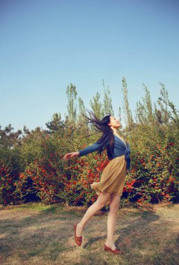Doğulu moda genç bayan atlıyor