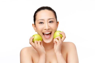 Elma tutan güzel bir kadın