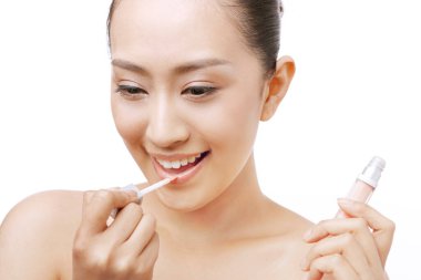 Doğulu güzellik ruj sür