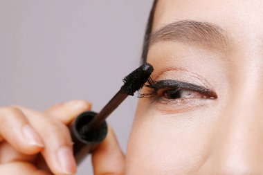 Doğulu güzellik Mascara uygula