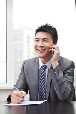 Cep telefonu kullanan iş adamı