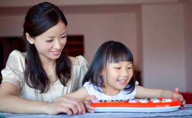 Anasının yanında Vibrafon çalan kızlar.