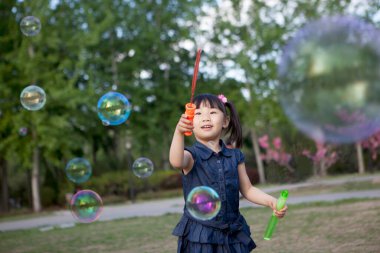 Parkta baloncuk çıkaran kızlar